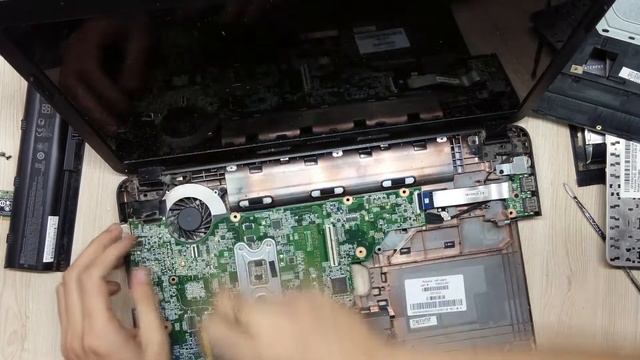 КАК РАЗОБРАТЬ И ПОЧИСТИТЬ НОУТБУК COMPAQ CQ58 ОТ ПИЛЫ И ЗАМЕНИТЬ ТЕРМОПАСТУ !!! смотреть онлайн