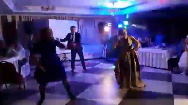 Танцевальное поздравление от родителей для молодожён (Студия свадебного танца ШАГ ВПЕРЁД) смотреть онлайн