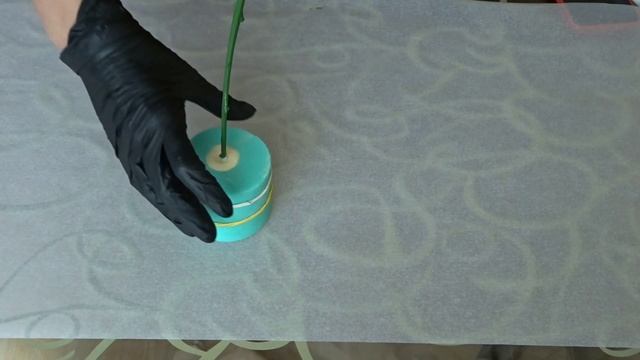 Шоколадная роза на стебле с листьями смотреть онлайн