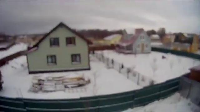 Полёт квадрокоптера и небольшой вид на дачный посёлок. смотреть онлайн