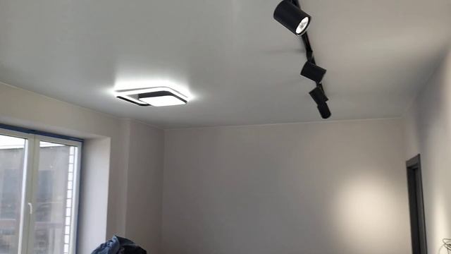 Натяжной потолок белый мат.люстра + трековые светильники смотреть онлайн