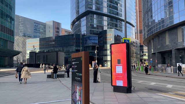 Реклама на уличных пилларах в Москва-Сити смотреть онлайн