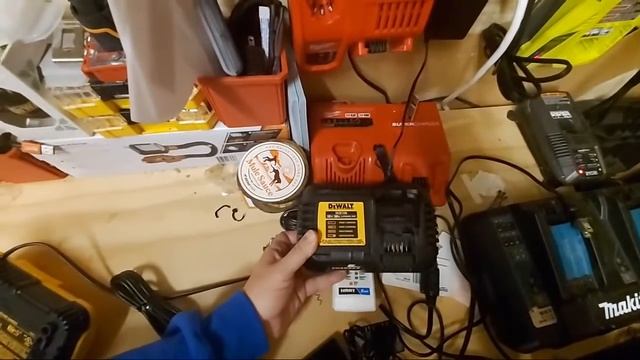 Dewalt (DCB1106) 12v/20v  6 AMP Charger