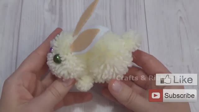 Милый кролик с помпонами своими руками - Простые идеи для поделок из шерсти - Сделай САМ куклу-кроли смотреть онлайн