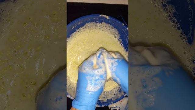 💛ASMR Yellow Soapy Sponge Squeezing 💛 super tingly! смотреть онлайн