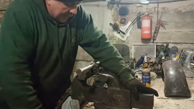 Выпрессовка пальца из шатуна.Бешеный способ. смотреть онлайн