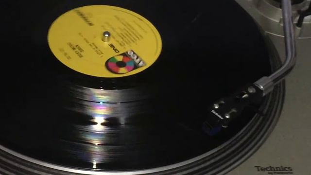 Roxy Music - Love Is The Drug Vinyl Play (1975)
