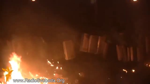 КИЕВ В ОГНЕ ГОРЯЩИЕ АВТОБУСЫ БЕРКУТА И ОКРОВАВЛЕННЫЕ МИТИНГУЮЩИЕ КИЕВ ГРУШЕВСКОГО МАЙДАН смотреть онлайн