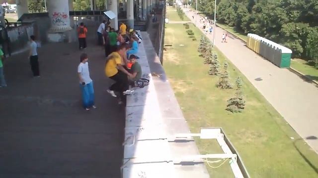 Прыжок с большой высоты на землю смотреть онлайн