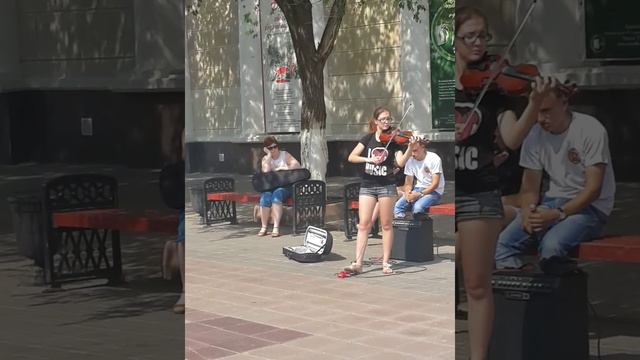 Скрипачка красиво играет смотреть онлайн
