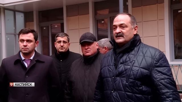Глава РД в Каспийске встретился с дольщиками жилищного комплекса Фэмили смотреть онлайн
