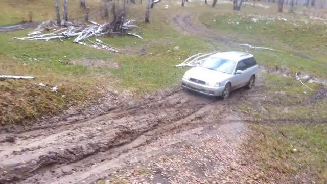 Subaru на лысой резине в грязь.