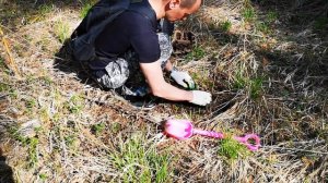 Сажаем всей семьёй деревья в лесу.