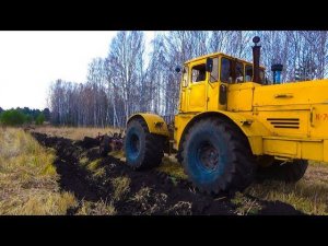 Кировец К-701 с плантажным плугом.