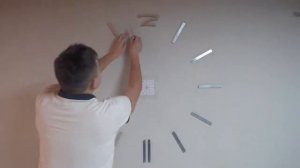 Установка настенных больших интерьерных зеркальных 3D часов Retime