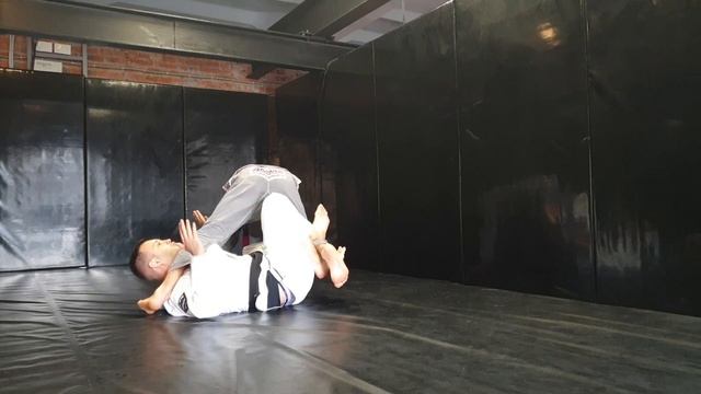 #бжж с Аликом и Сашей №4: свип из обратного икс-гарда (reverse x guard sweep) смотреть онлайн
