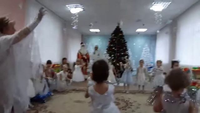 Танцы "Серебристых Снежинок" и "Веселых клоунов" смотреть онлайн