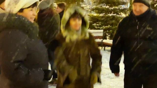 Я сама недавно в городе была Танцы в парке Горького Харьков Декабрь 2021 смотреть онлайн