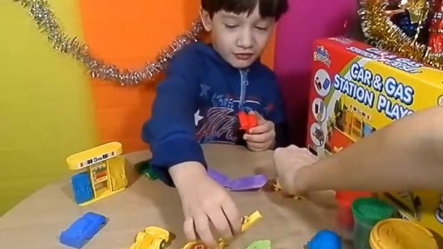 Открываем подарок - классная заправка для машин из пластилина. play doh смотреть онлайн