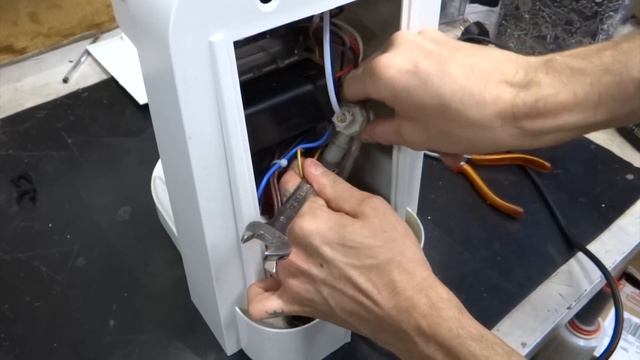 Comment changer une pompe de cafetière Delonghi EC251W смотреть онлайн