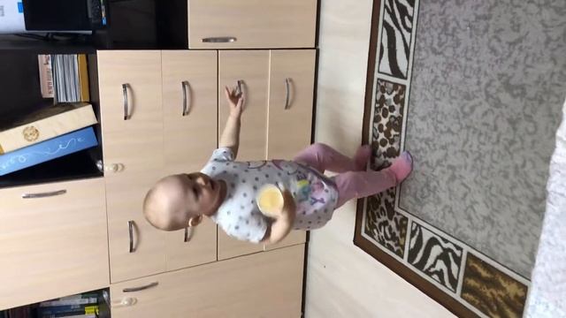 Малышка зажигает. Девочка - Юла. Годовасик танцует. смотреть онлайн