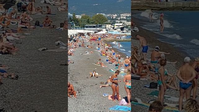Приморский пляж забит.Ялта 20.09.2023