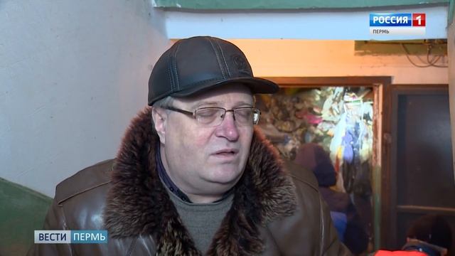 Волонтеры начали расчищать забитую мусором квартиру смотреть онлайн