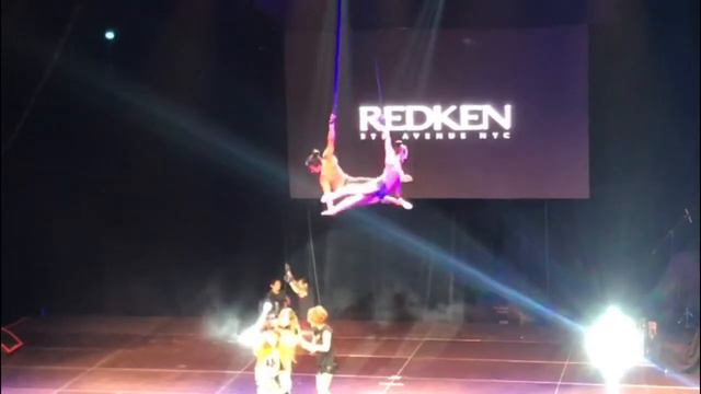 Show Performance En REDKEN 5TH AVENUE NY  Dueto Straps