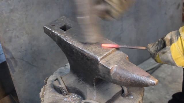 САМЫЙ ЛЕГКИЙ СПОСОБ СДЕЛАТЬ КОВАНЫЙ ПОДСВЕЧНИК! кованая фактура на металле своими руками!) смотреть онлайн