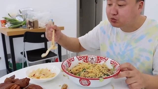 8KG pig's trotters make "pig's feet noodles", the bones are soft and rotten, and they are delicious смотреть онлайн
