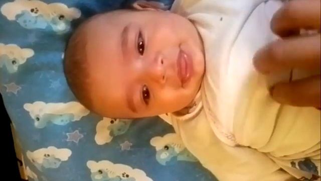 Малыш знает когда чихать)))) смотреть онлайн