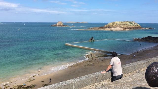 Он никуда не спешит, зачем куда то спешить на берегу Сент Мало смотреть онлайн
