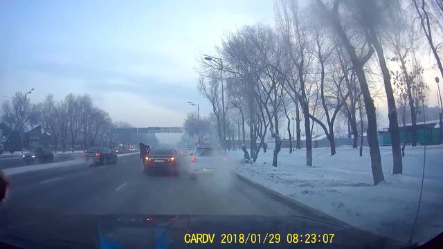 Бомбила подрезал и уехал смотреть онлайн