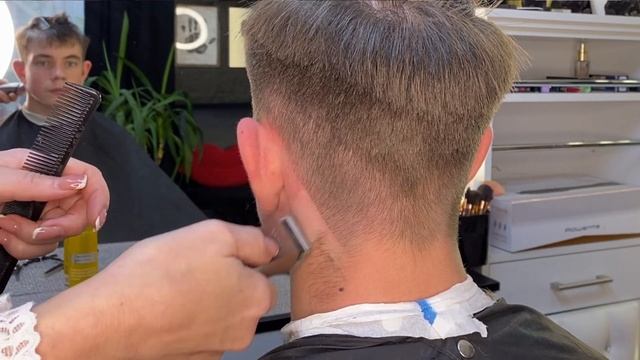 Аккуратная мужская СТРИЖКА машинкой с ПЕРЕХОДОМ которую ЛЕГКО повторить ДОМА ✂ смотреть онлайн