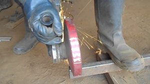 Как держать болгарку чтобы резать ровно