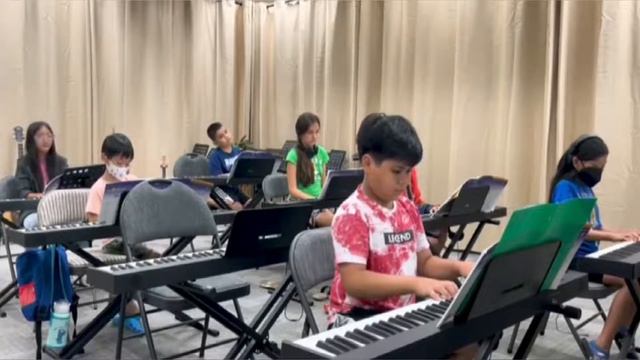 The children are playing with konix piano смотреть онлайн