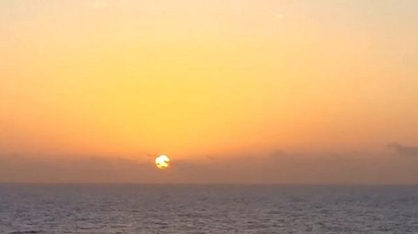 Восход солнца в океане . Sunrise in the ocean .