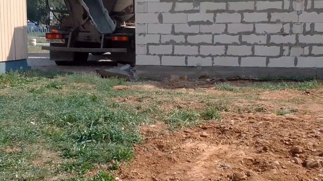 Привет друзья смотрите вот смотрите что будет делать бетонная мешалка ну что там сыпаться бу часть смотреть онлайн