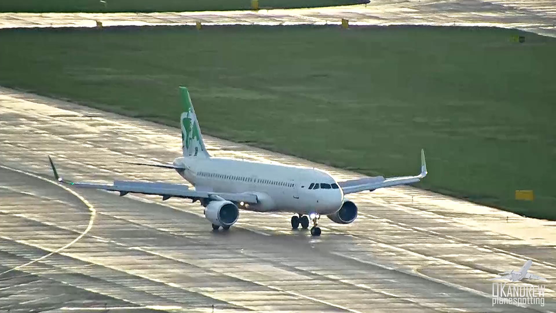 Человек на киле самолета. S7 Airbus A320 посадка и взлет из Сочи. смотреть онлайн