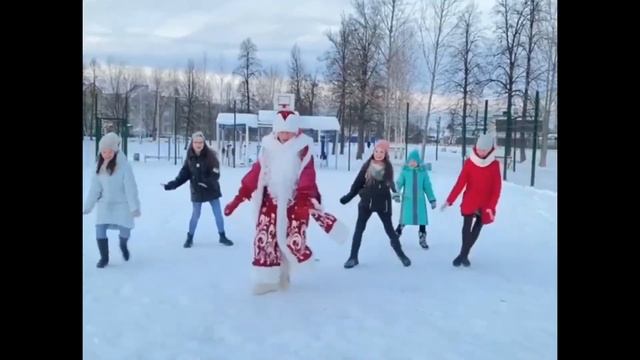 Танцующий Дед Мороз в Цивильске смотреть онлайн