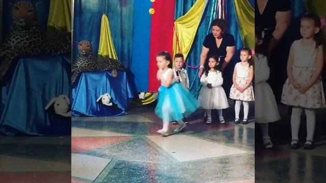Стих: Очень скучно без затей! На утреннике в подготовительной школе. смотреть онлайн