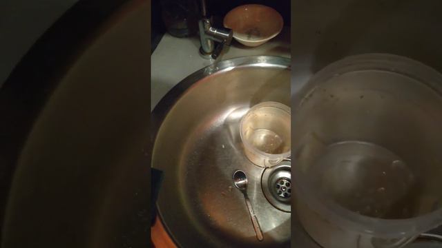 Что делать если старая губка сухая, а помыть посуду надо? смотреть онлайн
