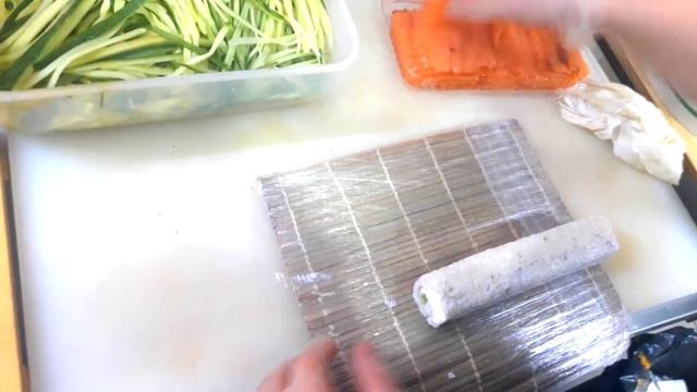 Как готовят ролл Филадельфия с креветкой