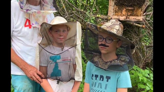 На пасеке Арсений и Макар смотреть онлайн