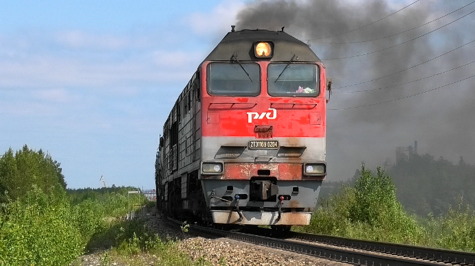 2ТЭ116У-0204 с грузовым поездом отправляется со станции Пурпе смотреть онлайн