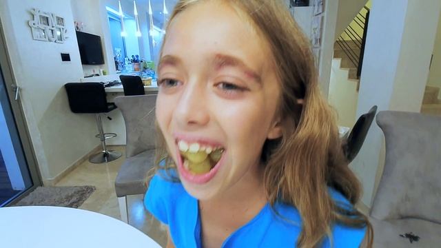 Детский Челлендж с Едой - Лизни или СЪЕШЬ | Веселимся Вместе, Смешная Детская Игра с МАЛЬМУЛИ