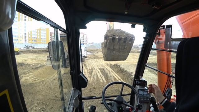 На котловане!! Месим грязь!!Пробивает дорогу.