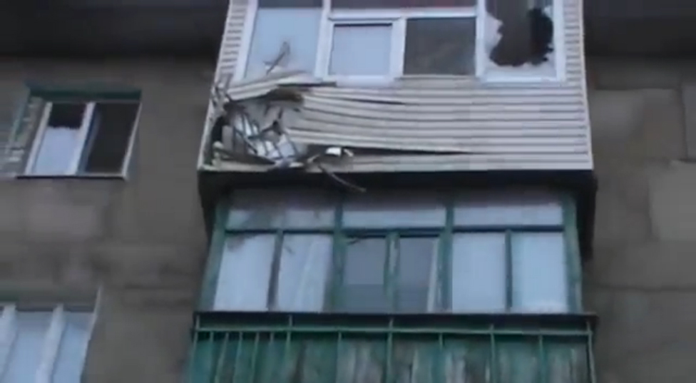 14.07.15 Горловка. Неразорвавшийся снаряд повредил квартиру. смотреть онлайн