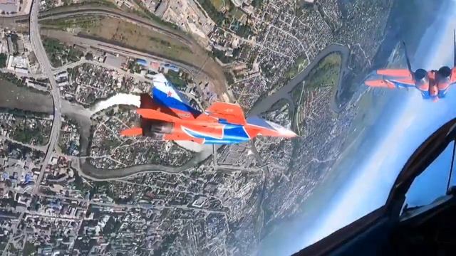 Видео из кабины пилота самолета пилотажной группы «Стрижи» смотреть онлайн