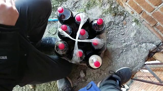 Шреки скинули 18 литров Кока-Колы с общаги 9 этажа смотреть всем!!!! смотреть онлайн